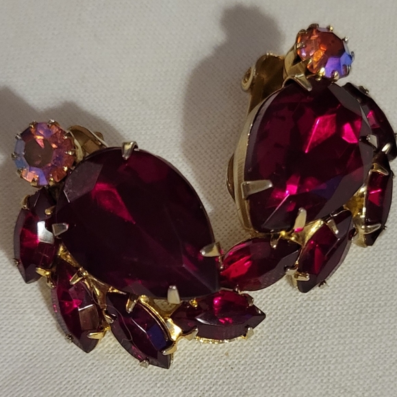 Jewelry - Vintage Ruby Red Rhinestone Earrings Clip-on